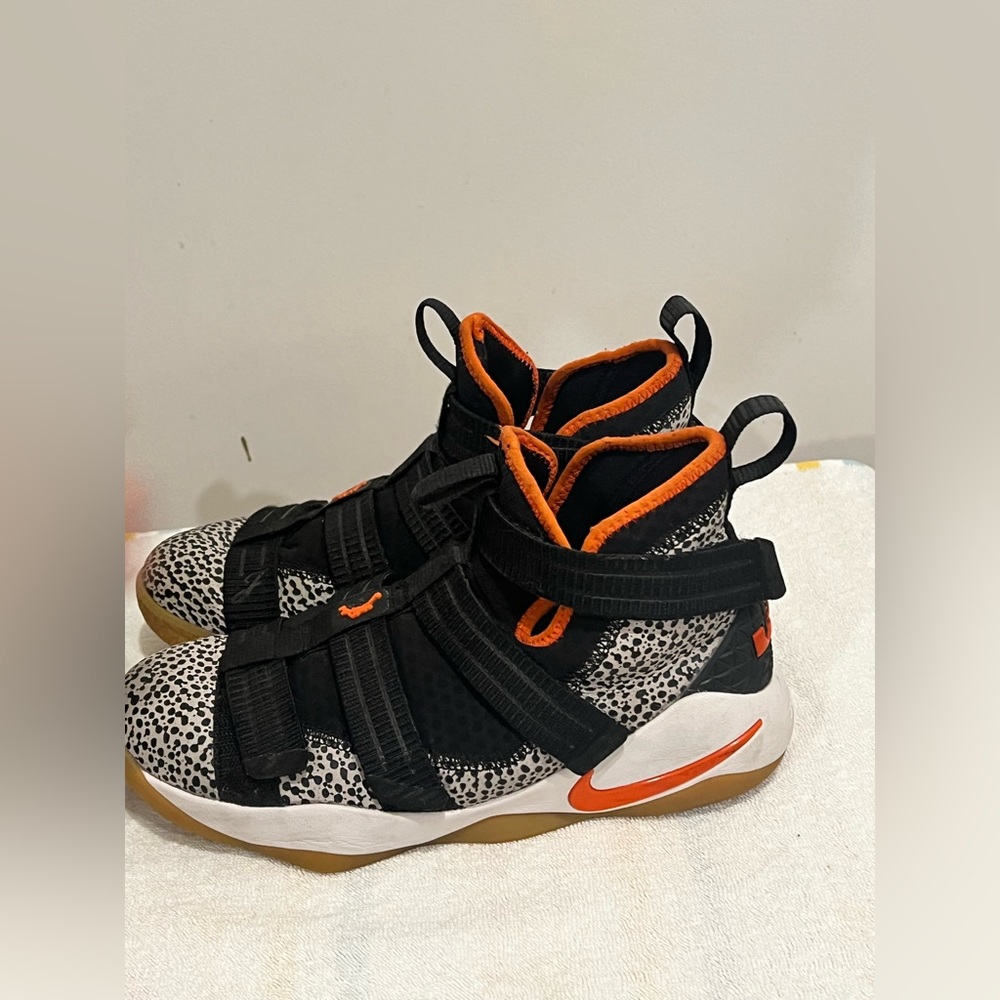 Lebron James Nike Basketball Shoe- Size 6.5 Youth